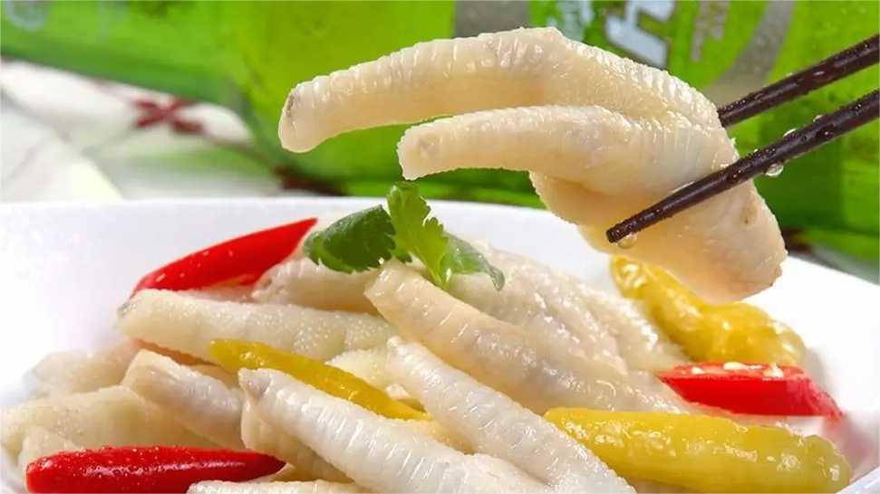 泡椒鳳爪塑料保鮮盒包裝機(jī)：鎖住美味，保鮮每一刻