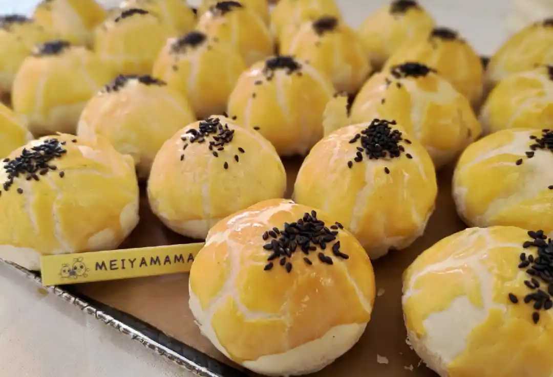蛋黃酥月餅包裝機——傳統(tǒng)美味的現(xiàn)代封裝，守護經(jīng)典，傳遞心意