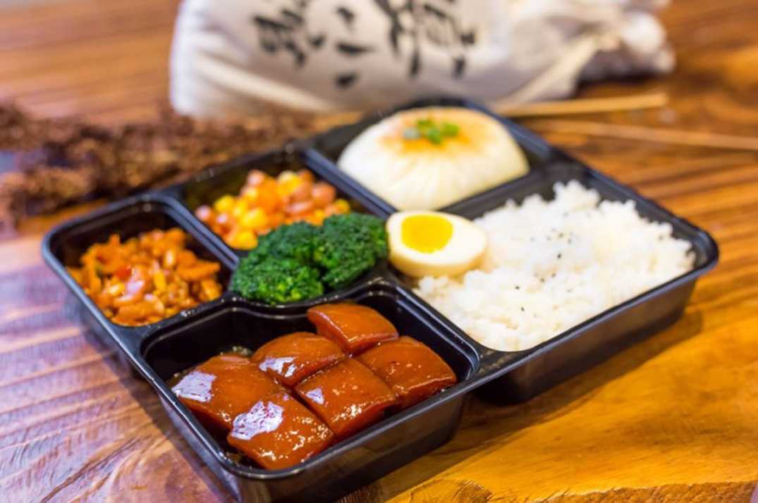 工廠級(jí)全自動(dòng)盒飯封口包裝機(jī)：高效封口，鎖鮮增效