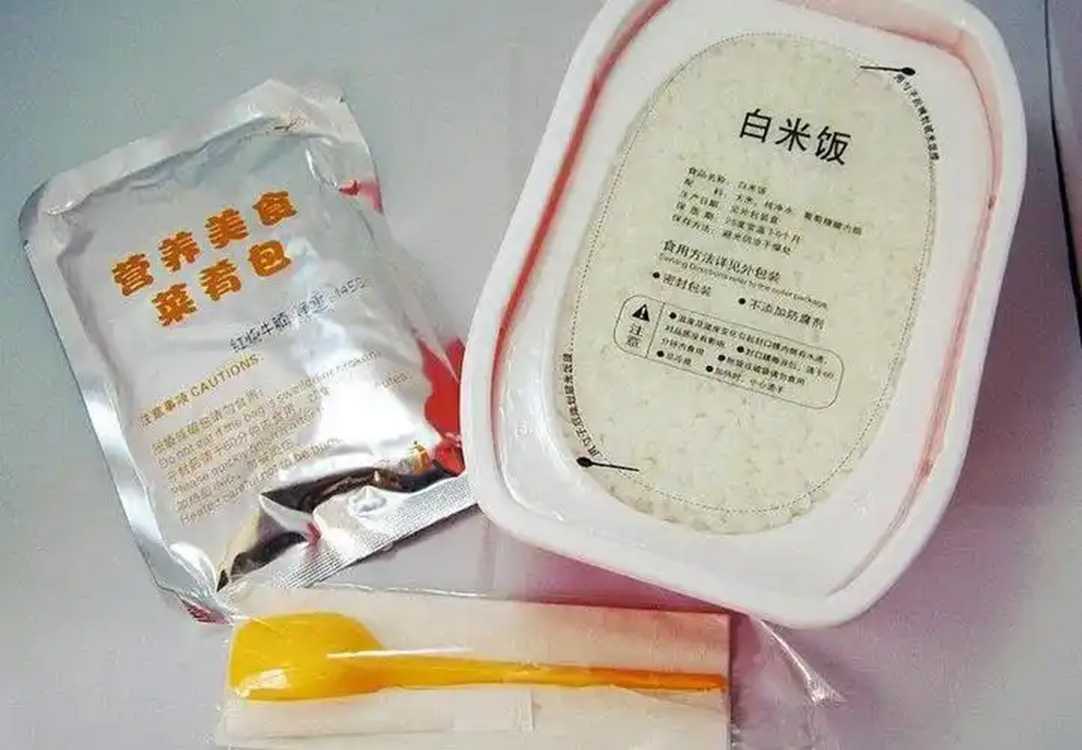 日產(chǎn)10萬份！呂工機械自動米飯包裝機：灌裝封口殺菌三合一，產(chǎn)能翻倍